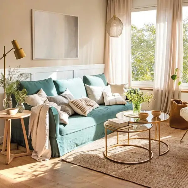 Ni sofás blancos ni grises: 10 salones modernos de la revista El Mueble con el sofá del color más elegante
