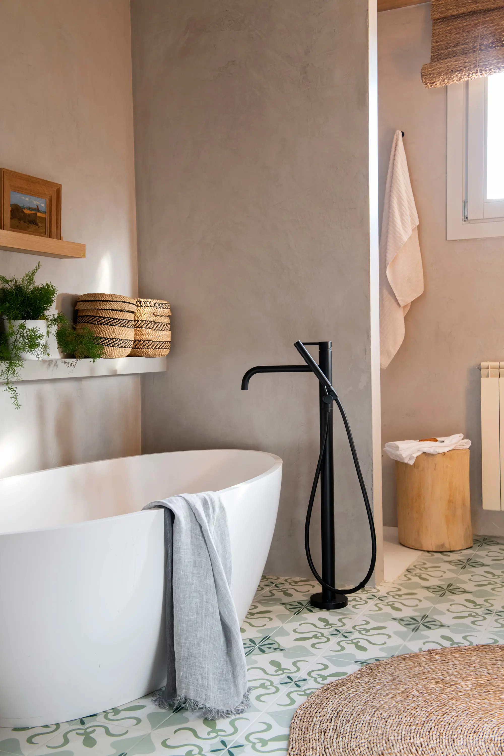 Baño con bañera exenta y suelo hidraúlico en verde