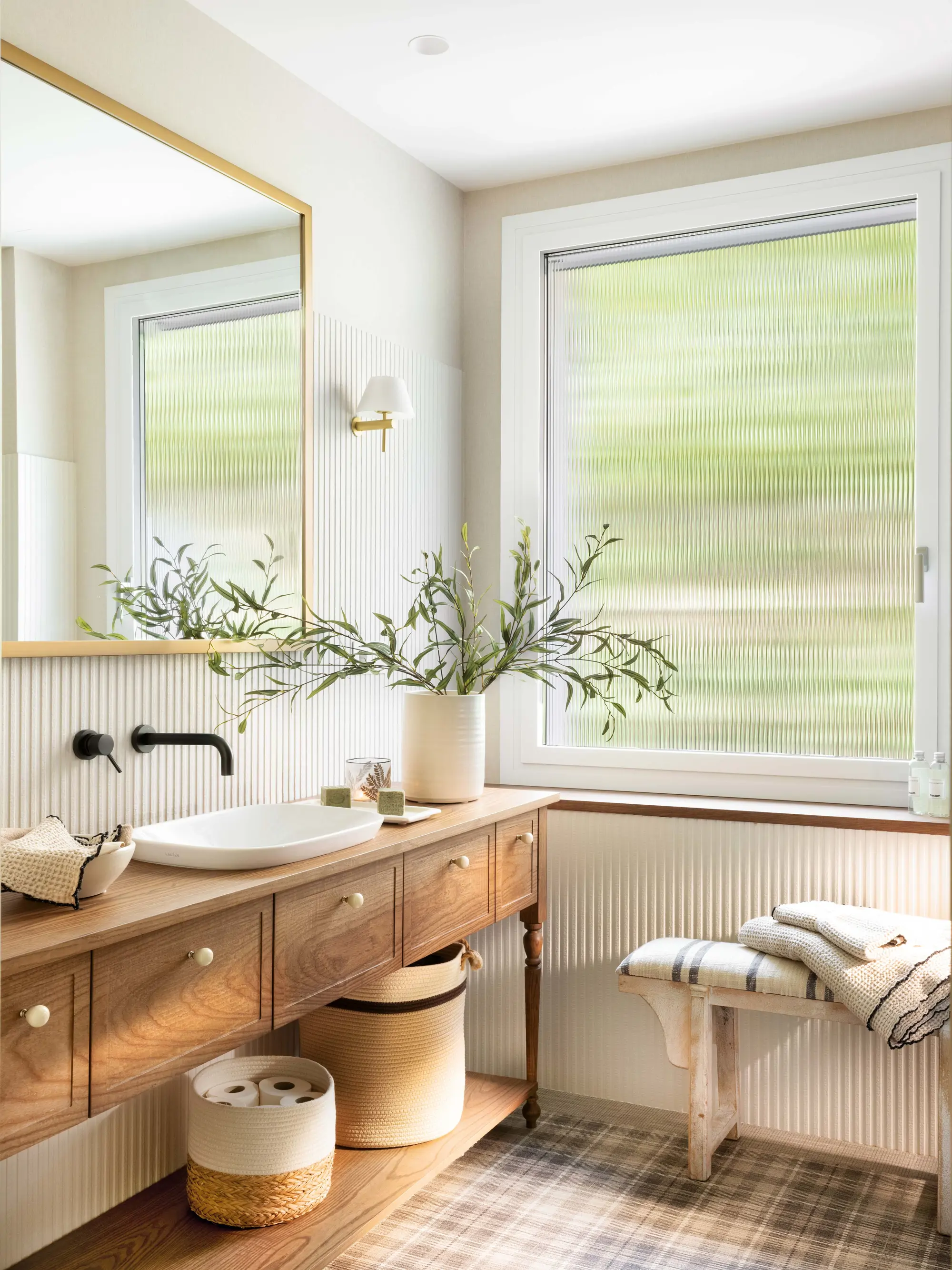 Baño con mueble de madera y suelo de cuadros