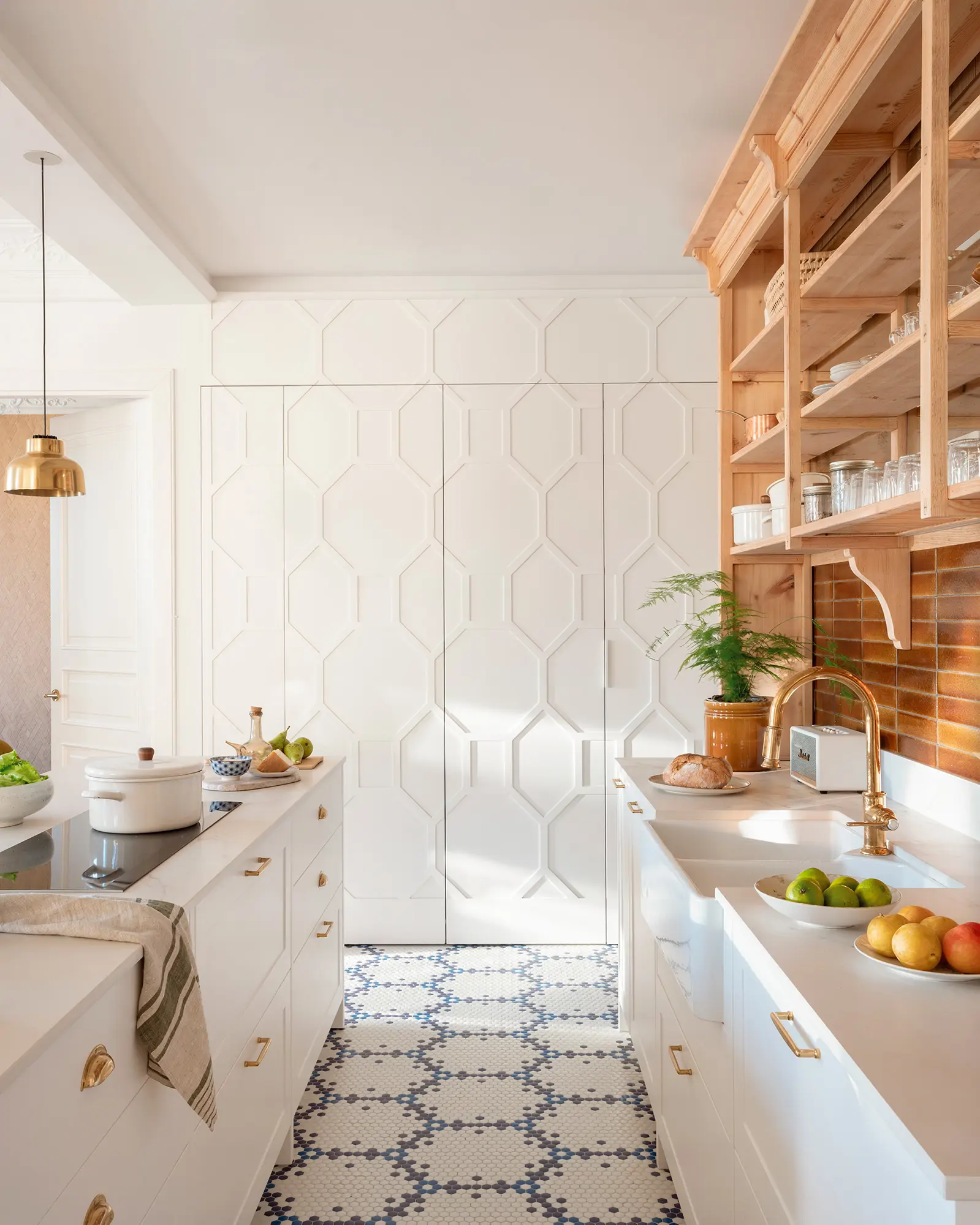 Cocina pequeña decorada con molduras y suelo de mosaico