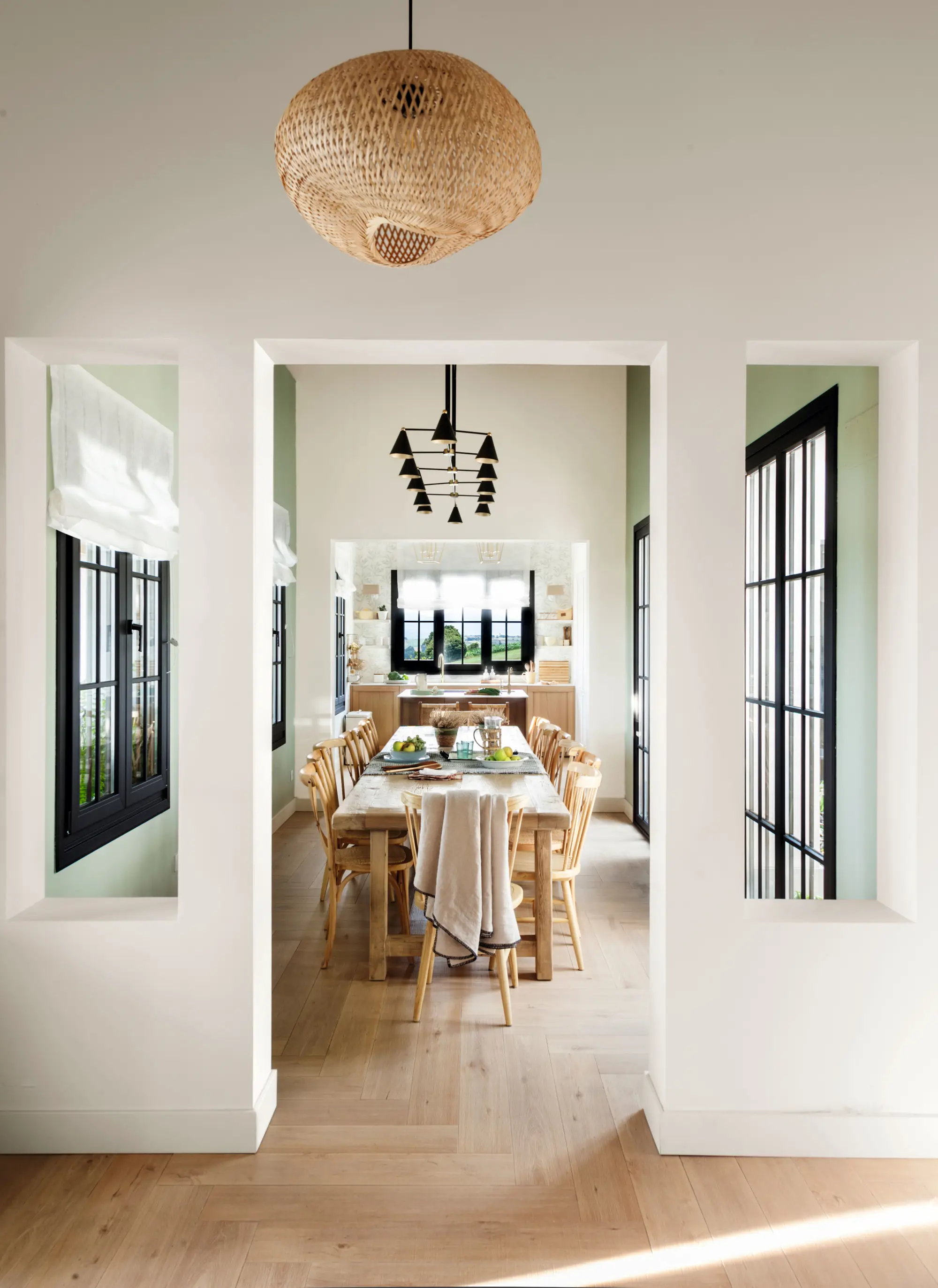 Comedor con suelo porcelánico que simula madera.