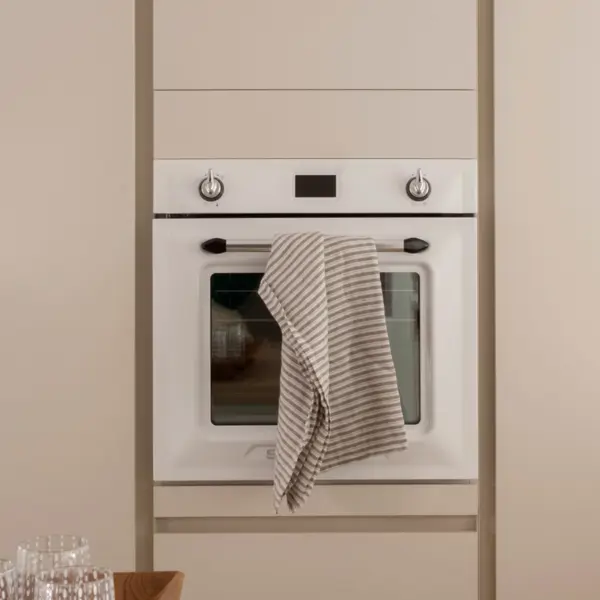 Horno blanco camuflado en muebles del mismo color
