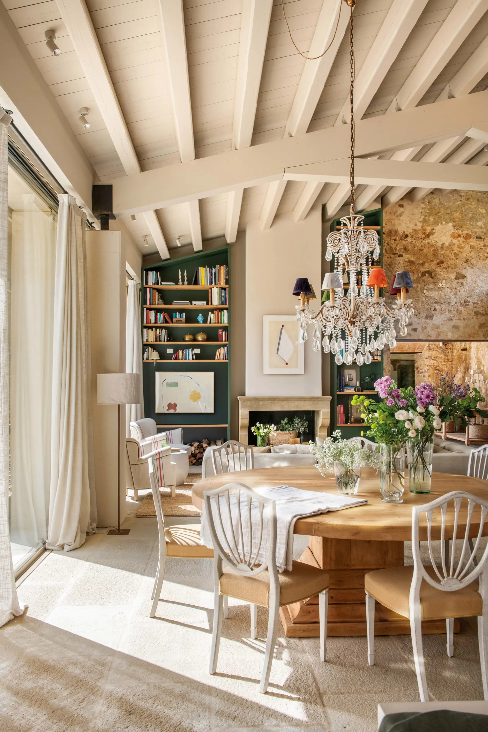 Salón comedor con suelo de piedra