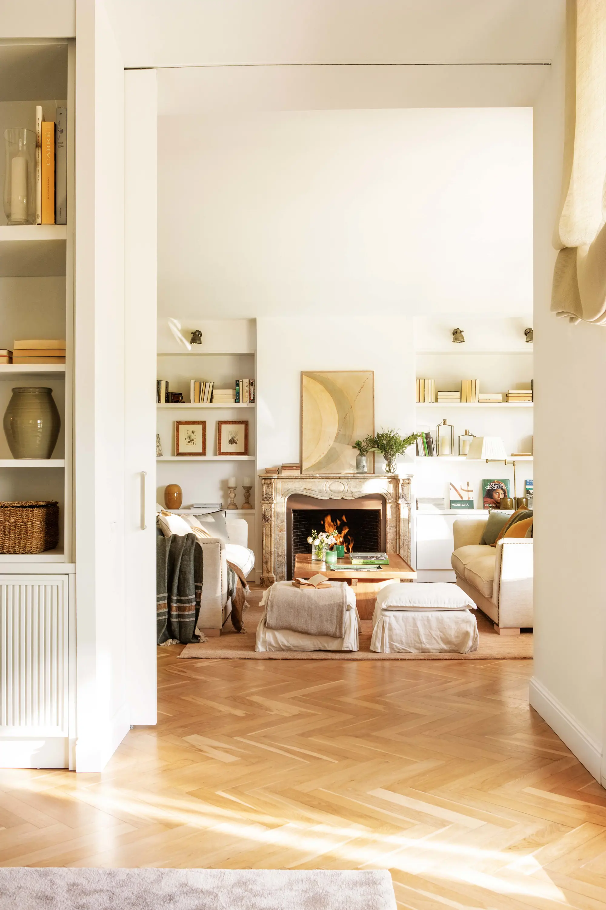 Salón con suelo de madera en espiga