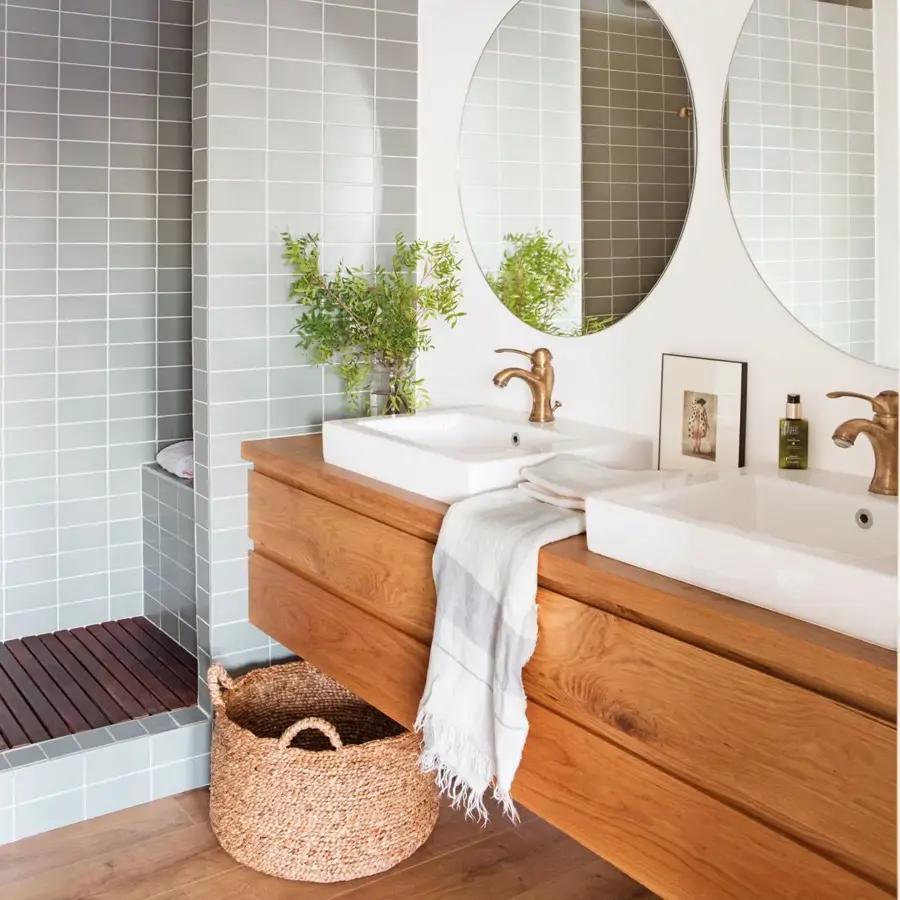 Baño con azulejos en la ducha