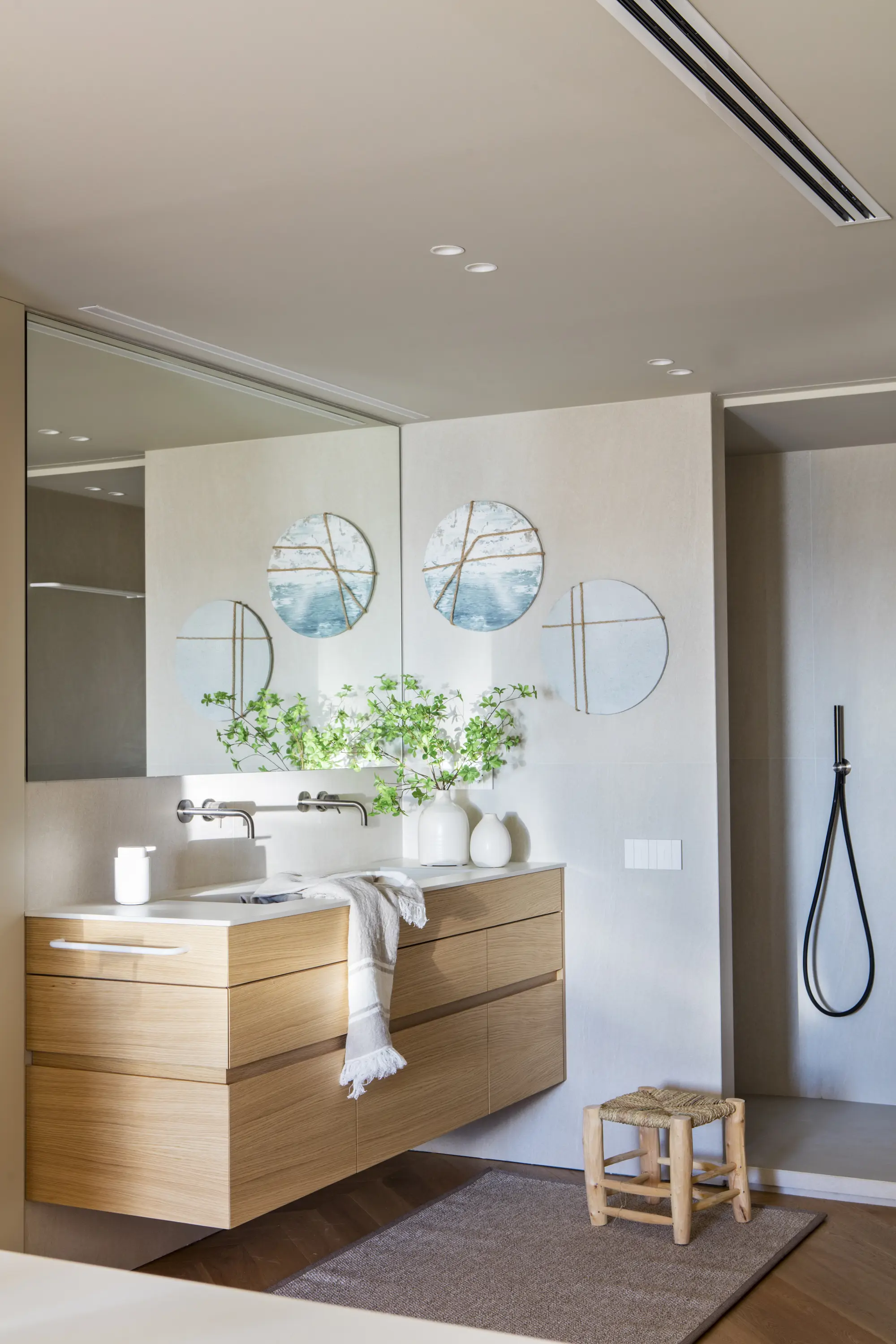 ban~o moderno con mueble de madera