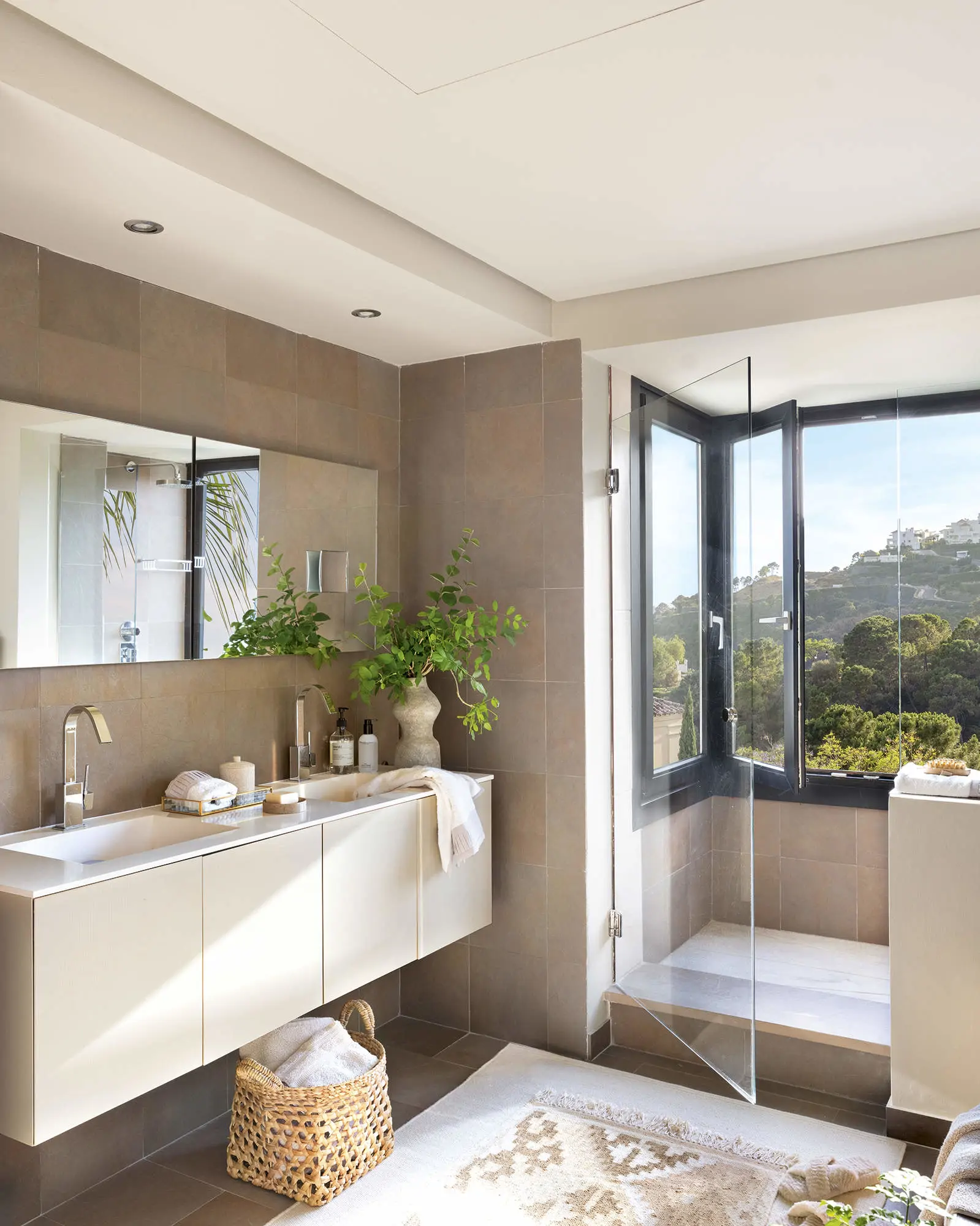 Baño luminoso y elegante