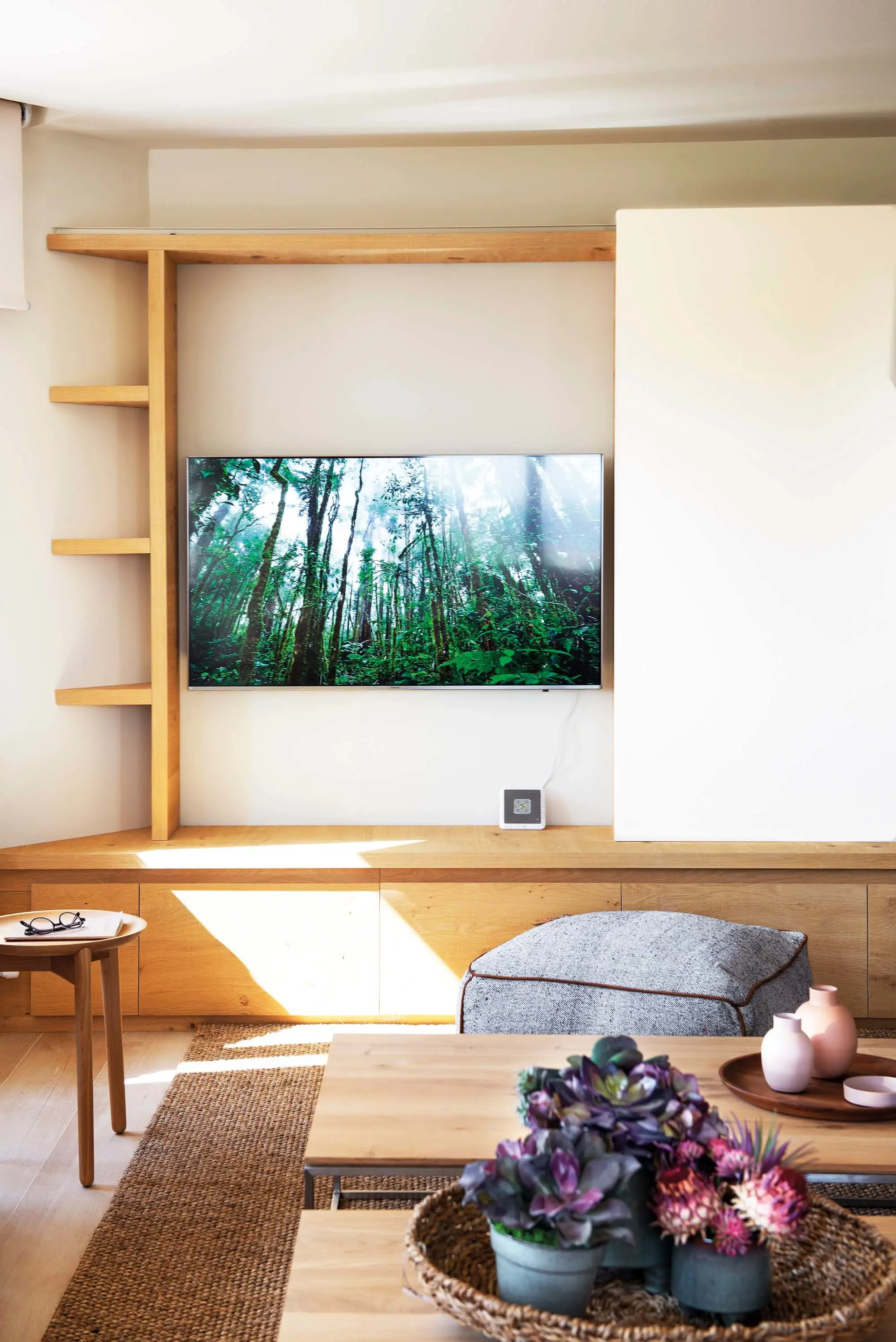 Salón con panel que oculta la televisión