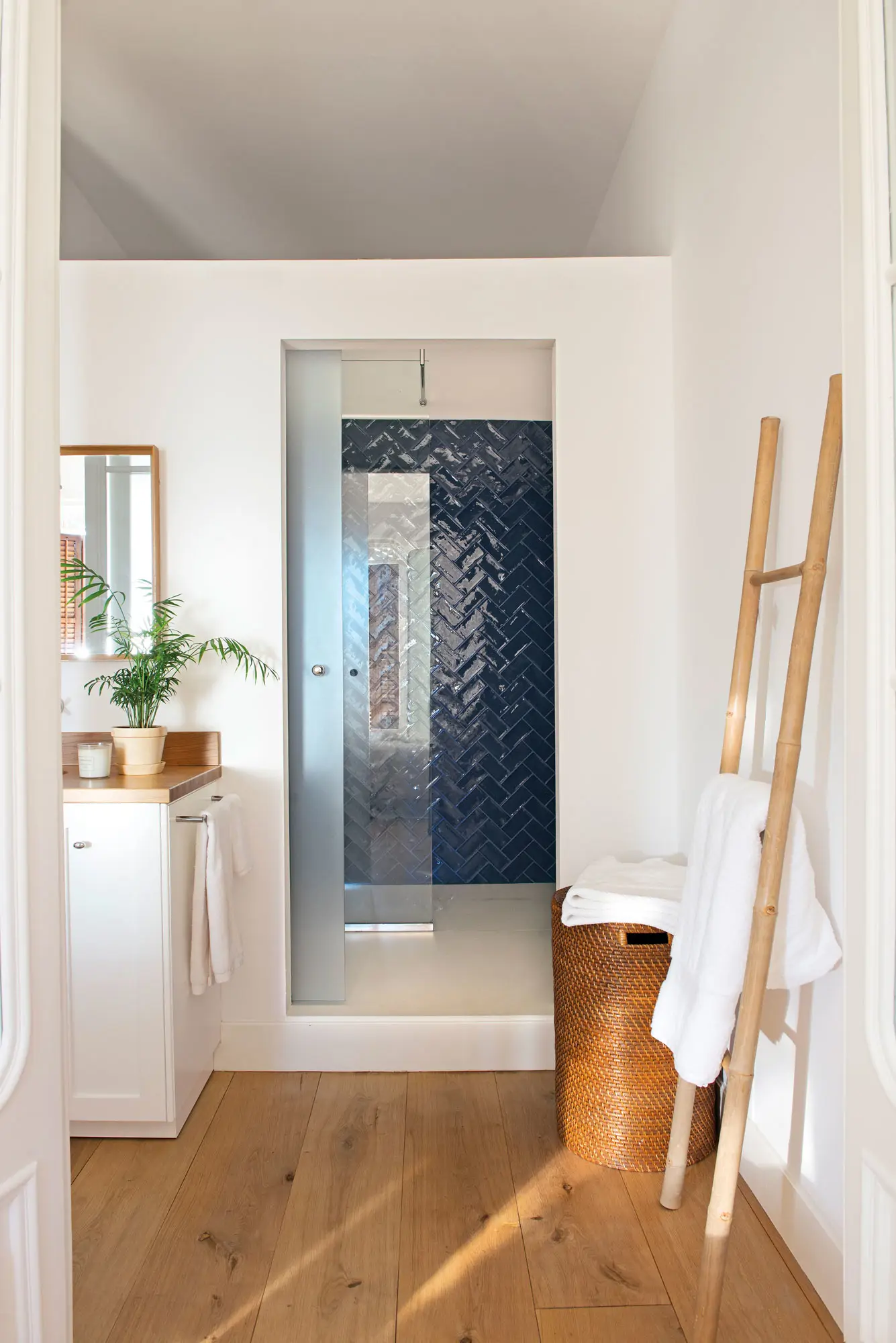Ducha con azulejos en azul