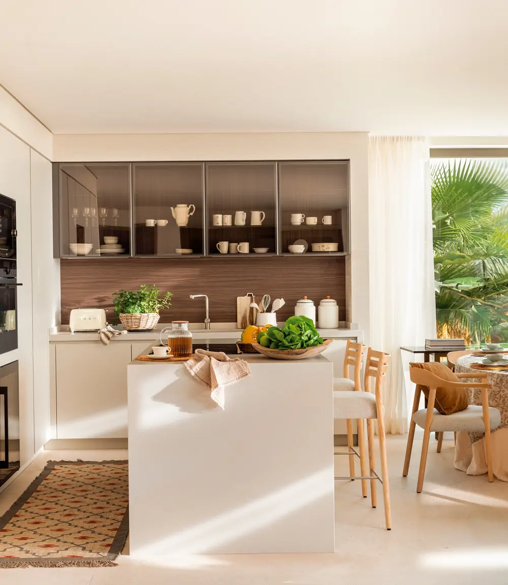 cocina con isla y vitrinas 