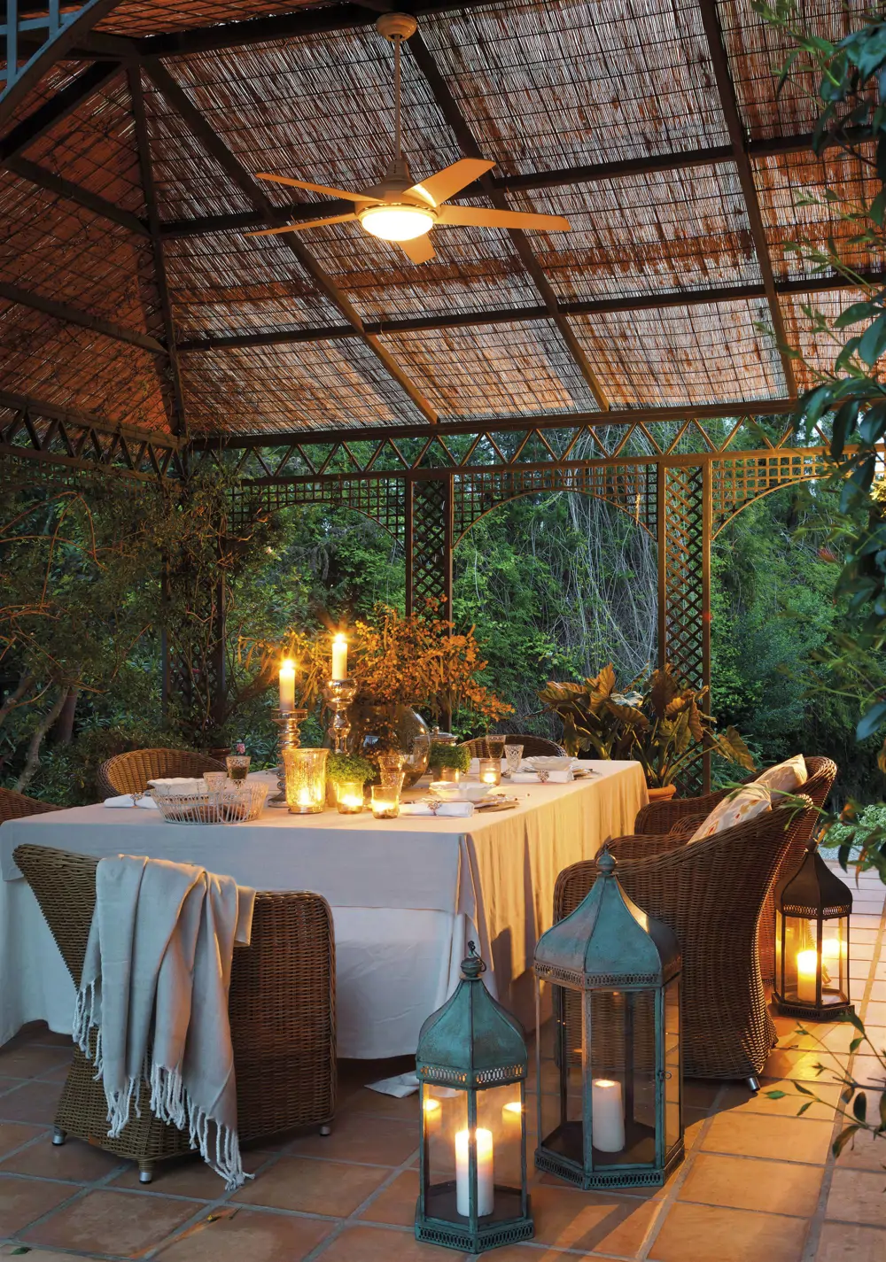 comedor exterior bajo el porche iluminado 00365497