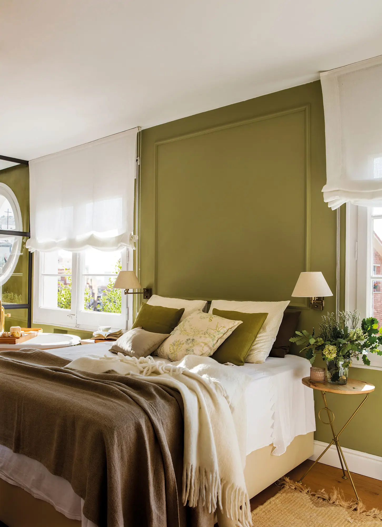 Dormitorio con parede del cabecero pintado en verde
