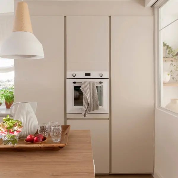 Horno blanco camuflado en muebles del mismo color