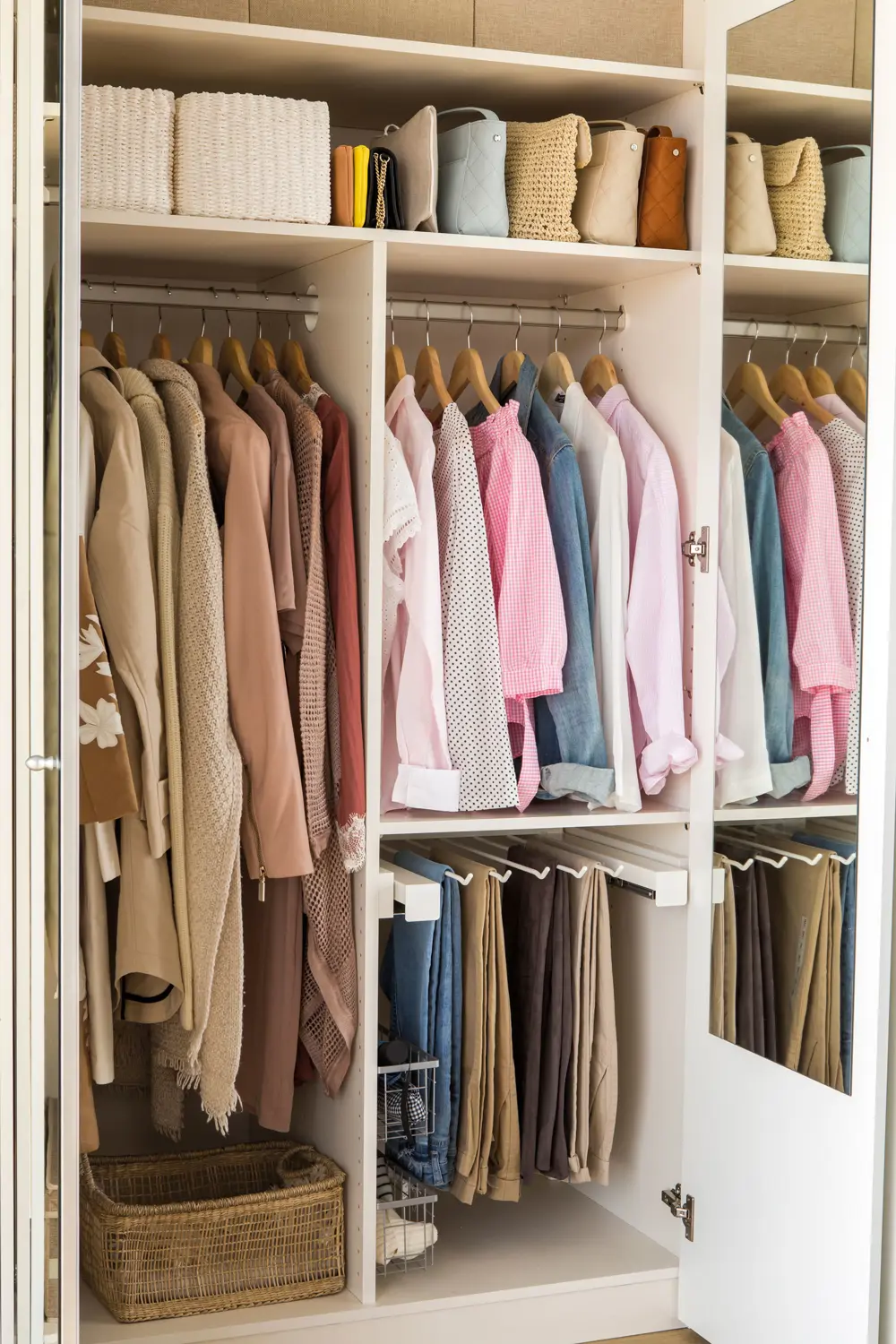 interior armario con ropa ordenada_00456532