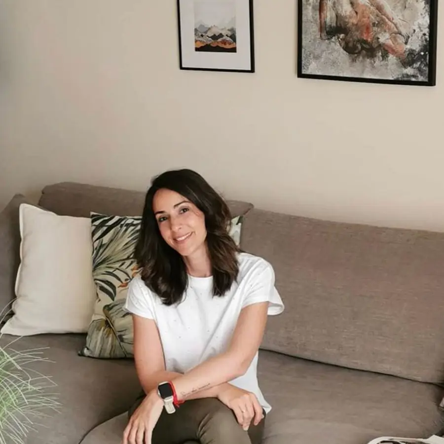 La lectora Trini Pérez en su casa en un pueblo de Madrid