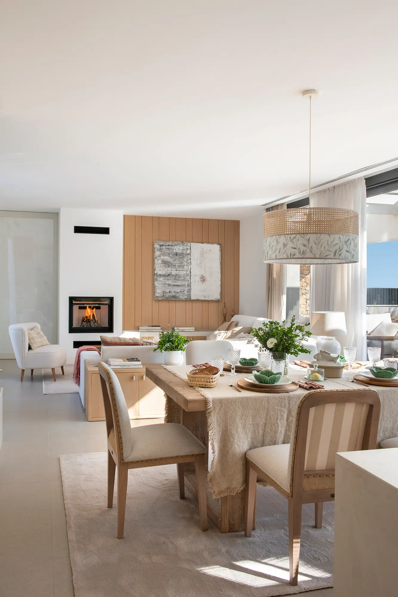 Salón-comedor con cortinas claras 