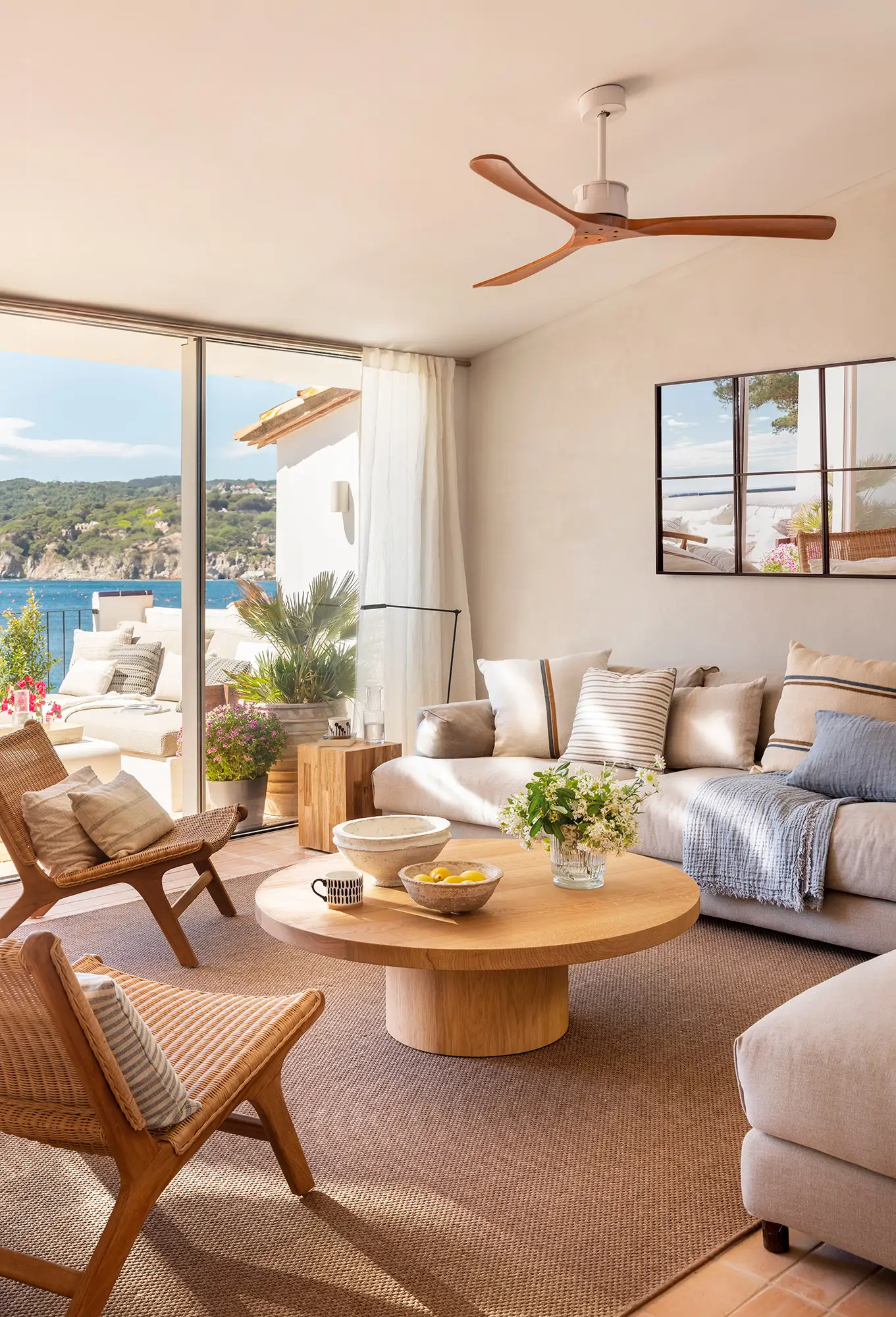 Salón con muebles bajos y ligeros