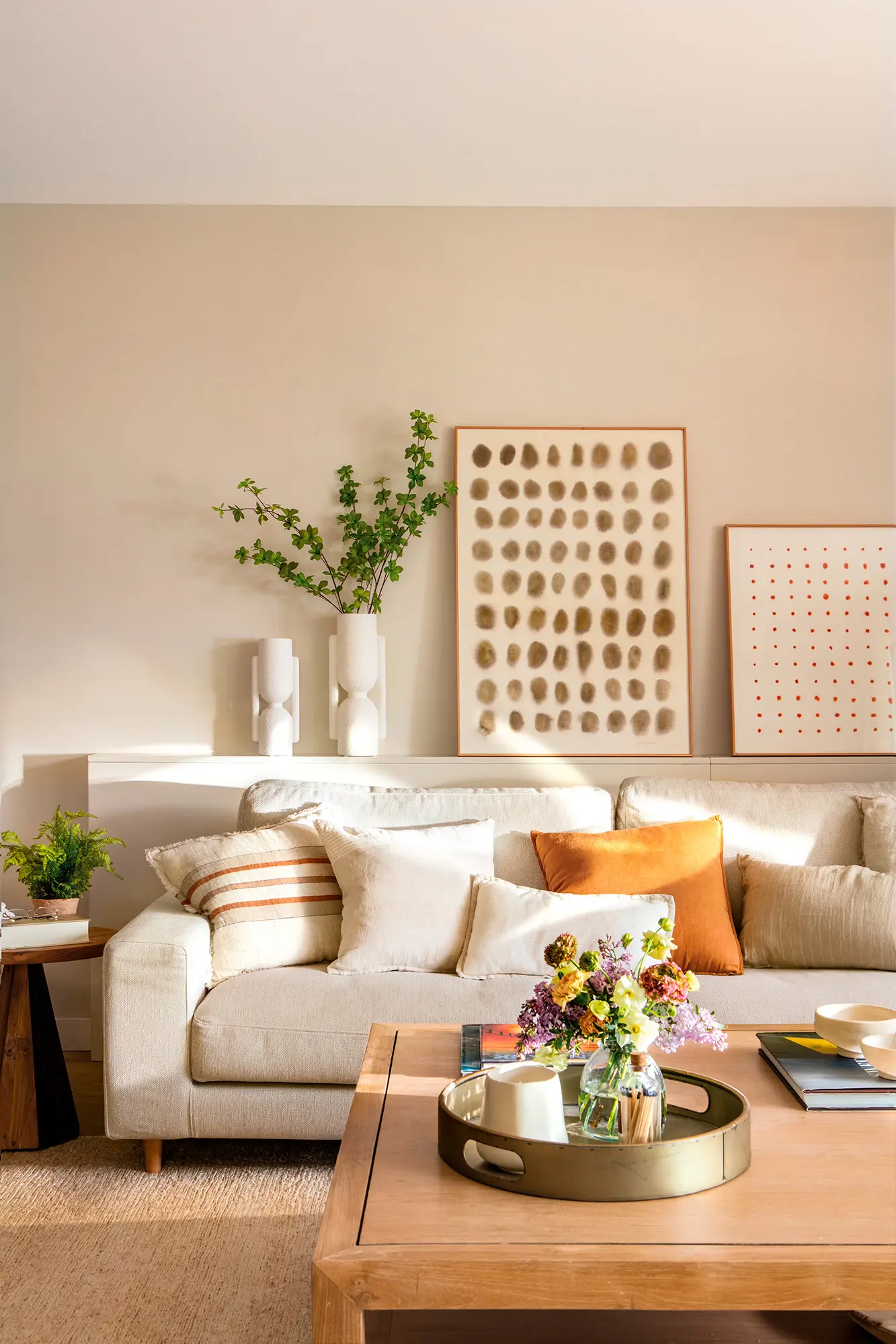 Salón pequeño con cuadros y plantas