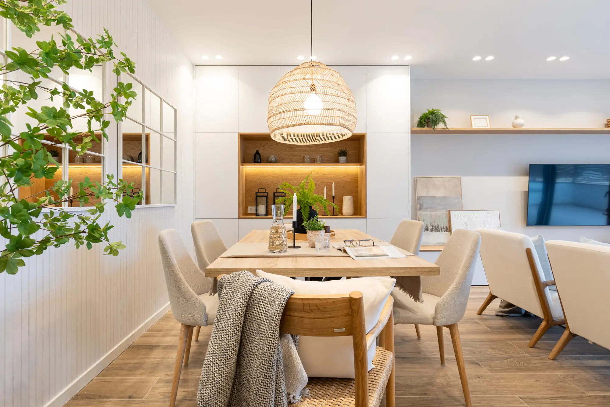 Comedor abierto al salón con mesa rectangular proyecto de Laura Martínez