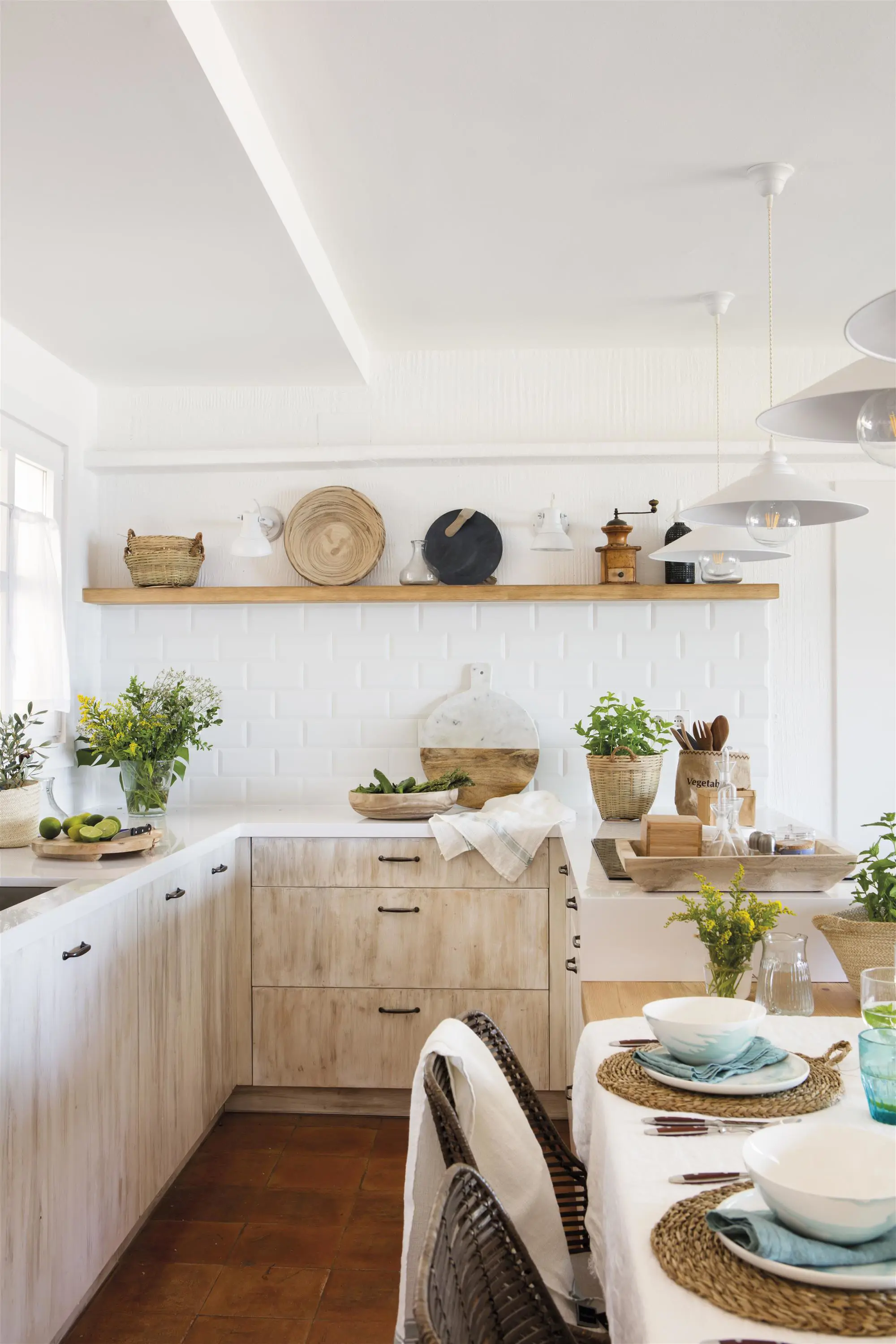 cocina pequeña con mobliario a medida, servicio de mesa, revestimieno, encimera y lámparas de techo blancas-461001