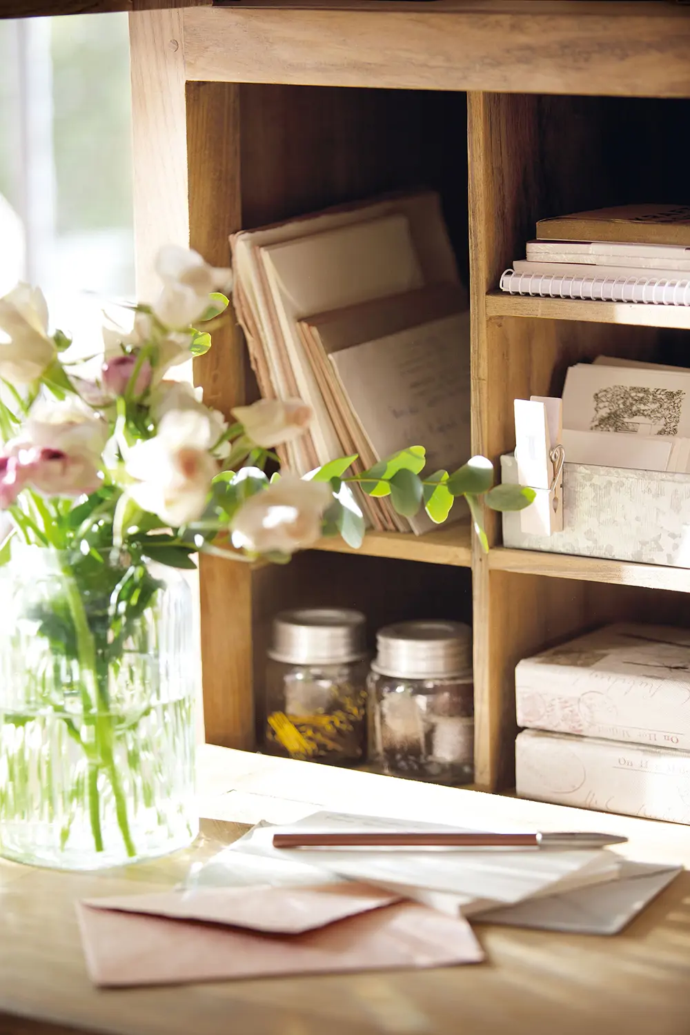 Detalle de escritorio con papeles en orden_ 00332848b