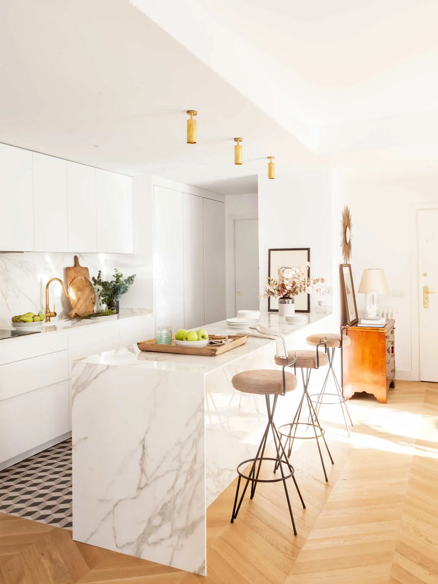 Cocina pequeña con isla y luces doradas