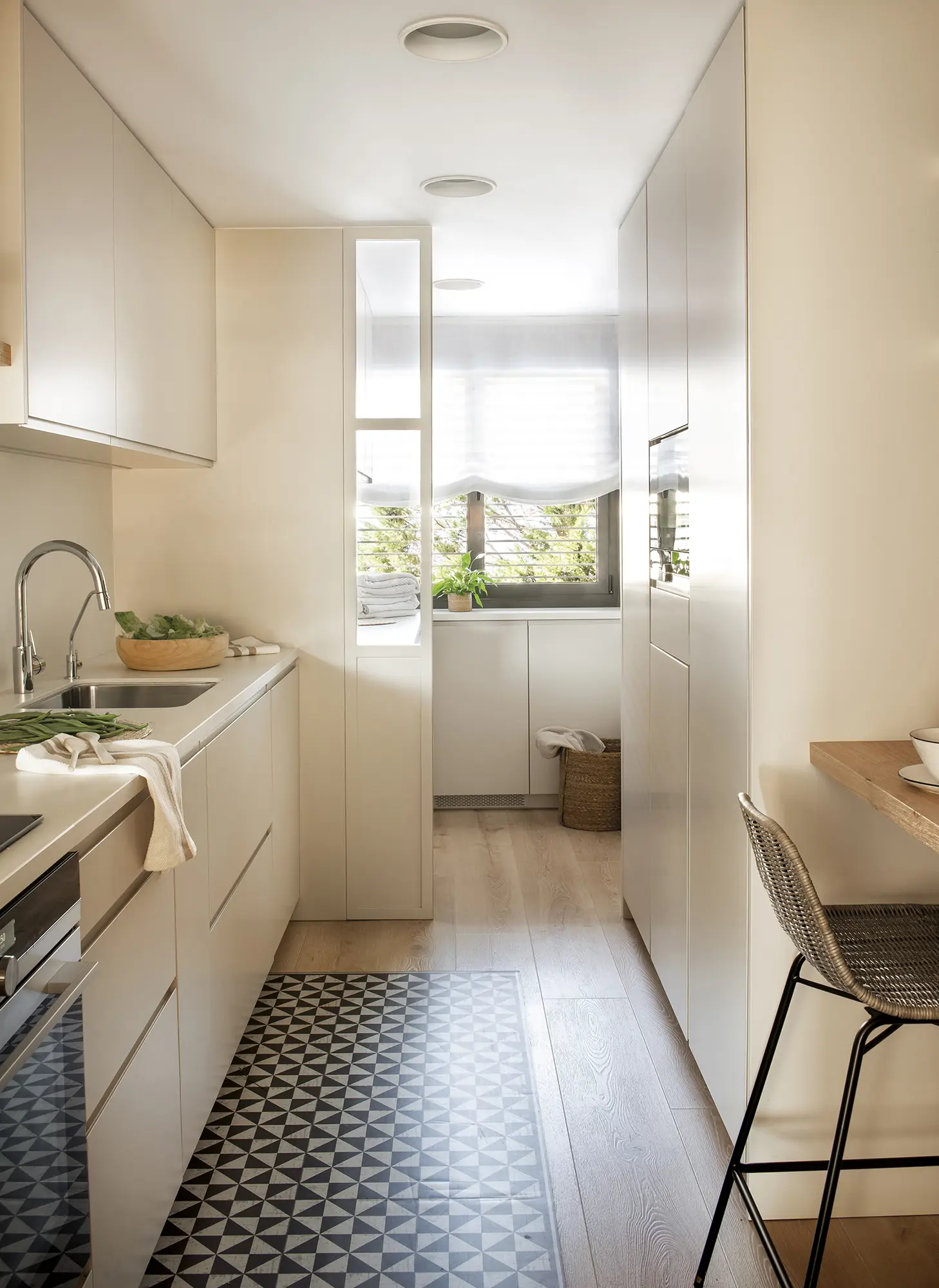 Cocina blanca con muebles integrados y sin tiradores