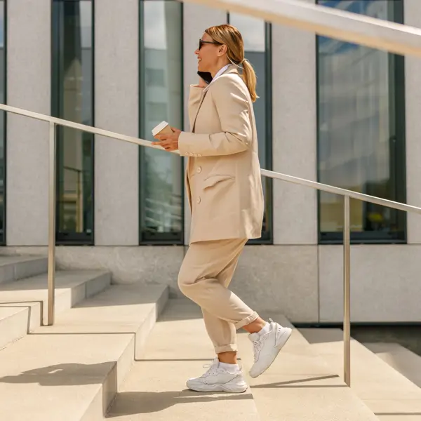 Adidas "liquida" desde 25€ estas 3 elegantes zapatillas blancas, ideales para ir a la oficina este verano