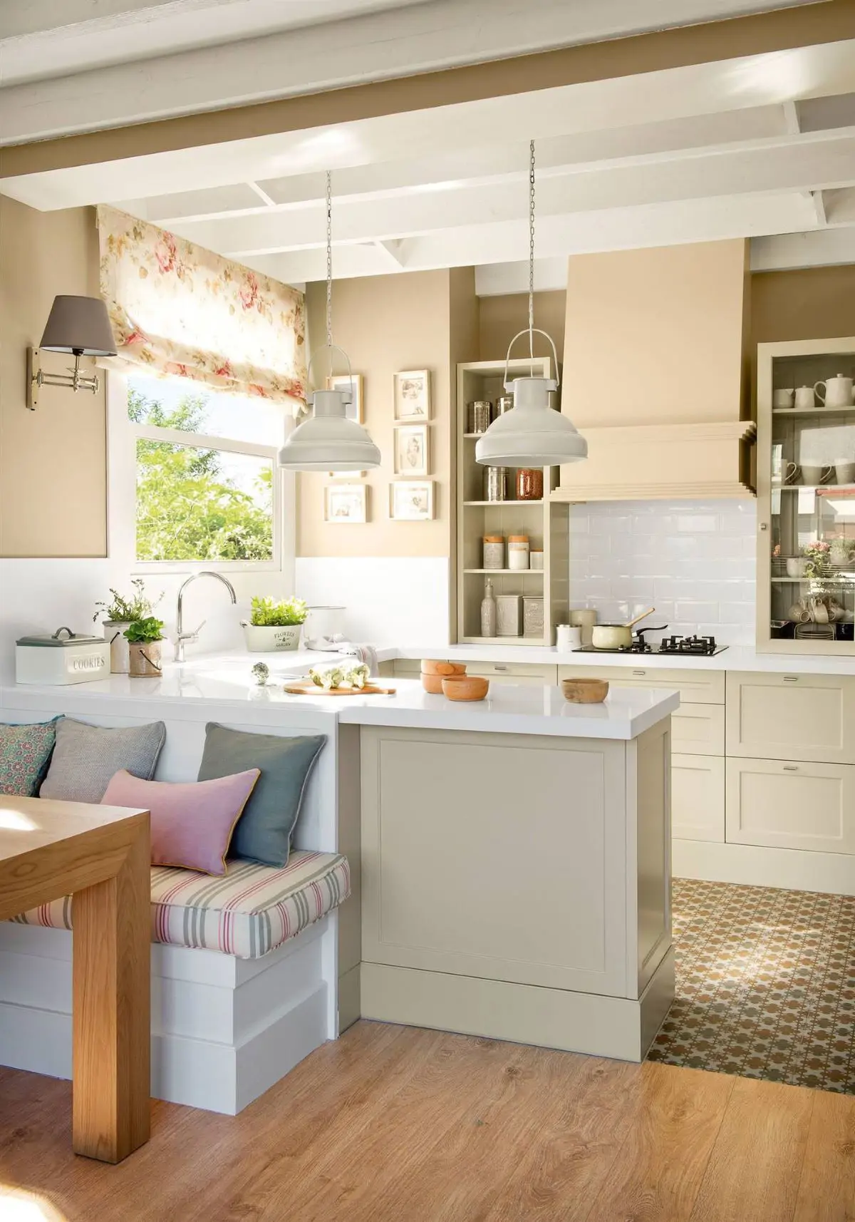 Cocina romántica con almacenaje y mobiliario verde grisáceo