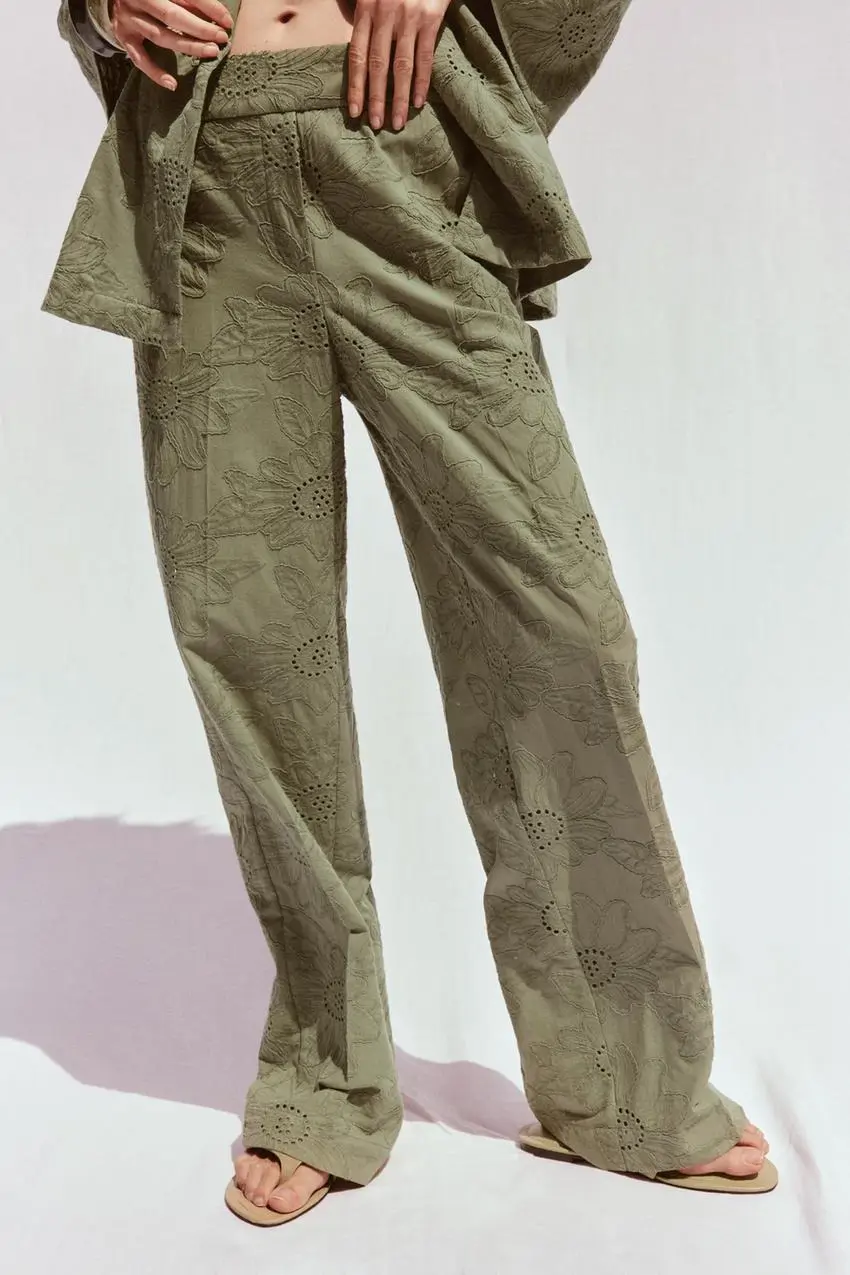 Pantalón recto con bordados: para looks boho