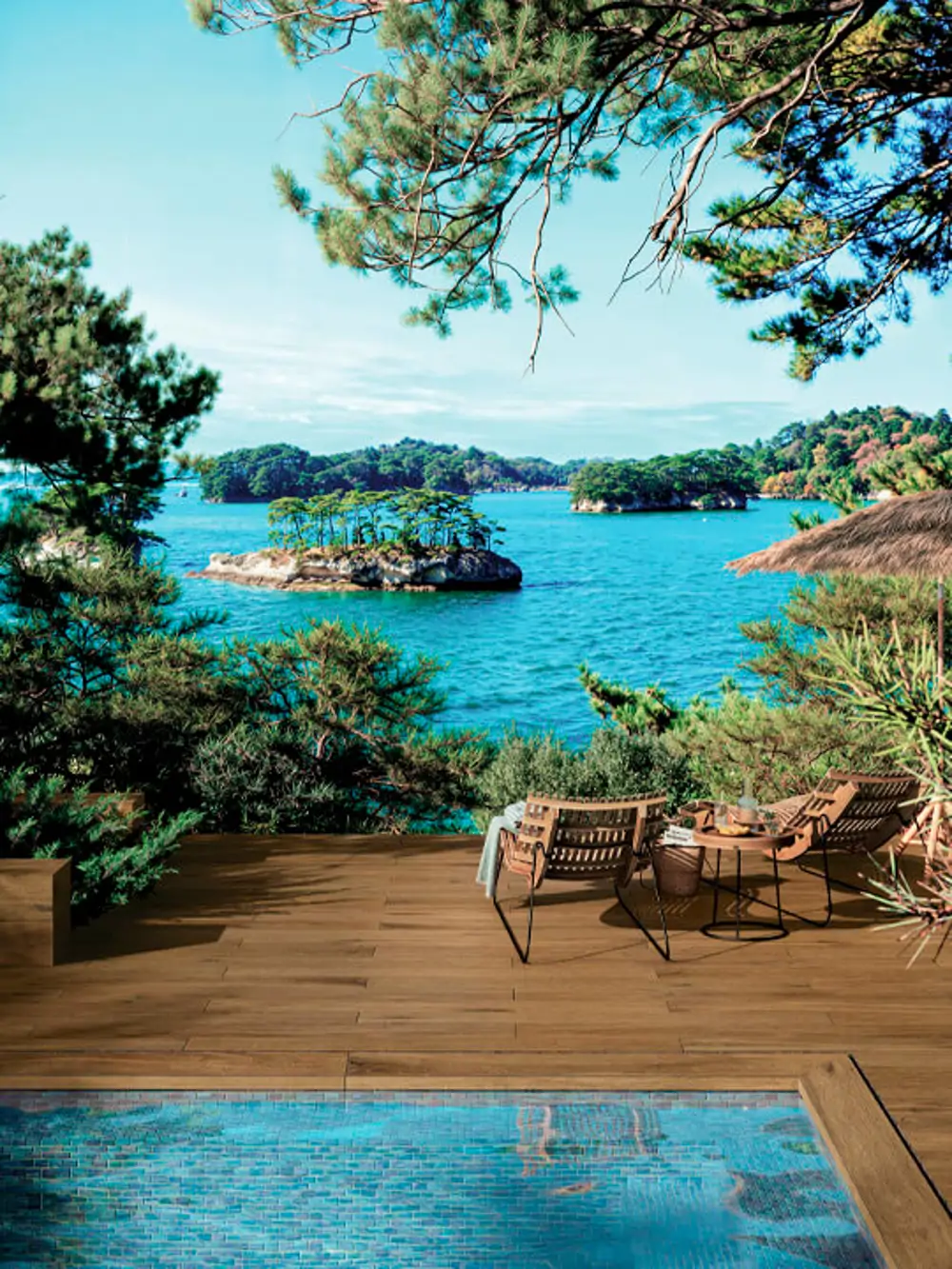 Revestimiento efecto madera Par-ker® Gent Castaño; y Polynesia Ocean, de L’ Antic Colonial, para el vaso de la piscina.