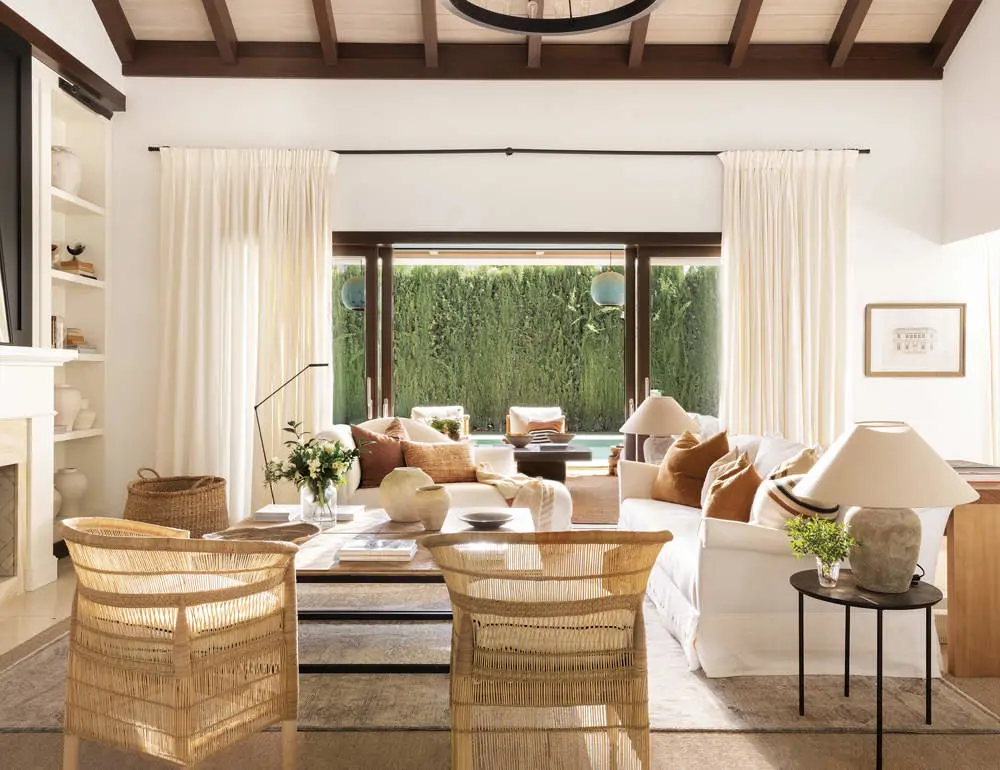 Salón elegante con sofá blanco