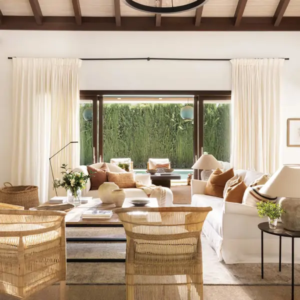 Salón elegante con sofá blanco