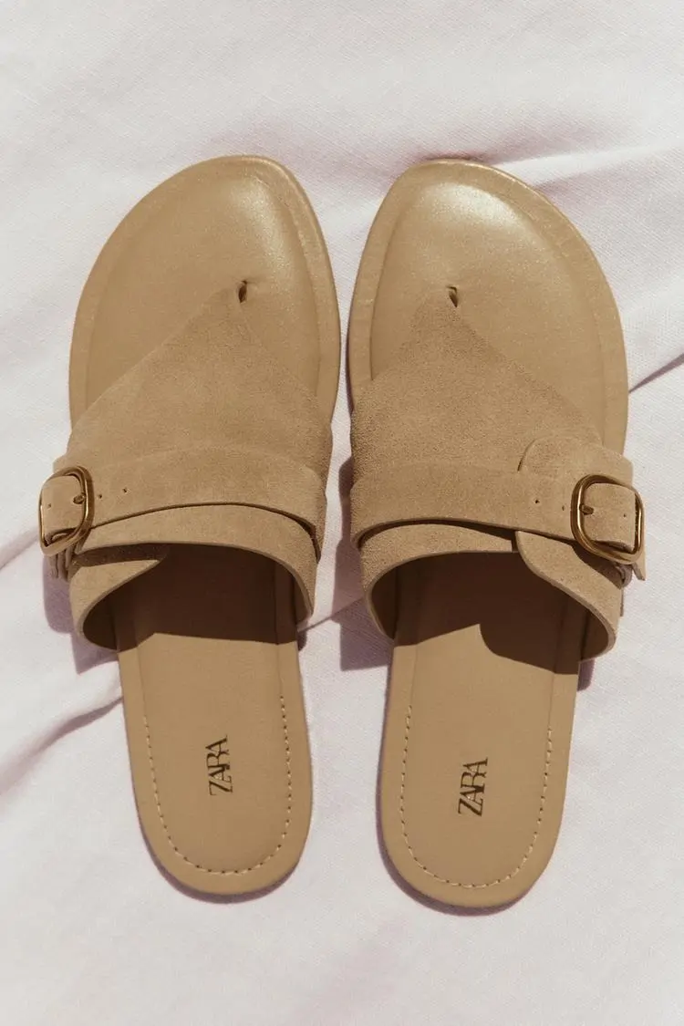 Sandalias de herraje con detalle de hebilla