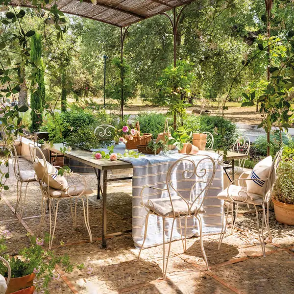 Martha Stewart, experta en hogar y jardín: "El cartón es mano de santo para decirle adiós a la maleza y malas hierbas de mi casa"