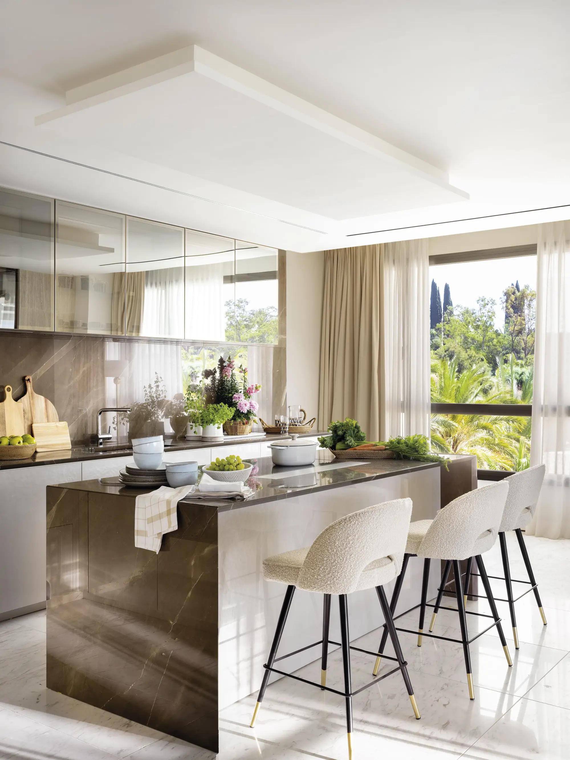 Cocina moderna con muebles altos revestidos con espejo
