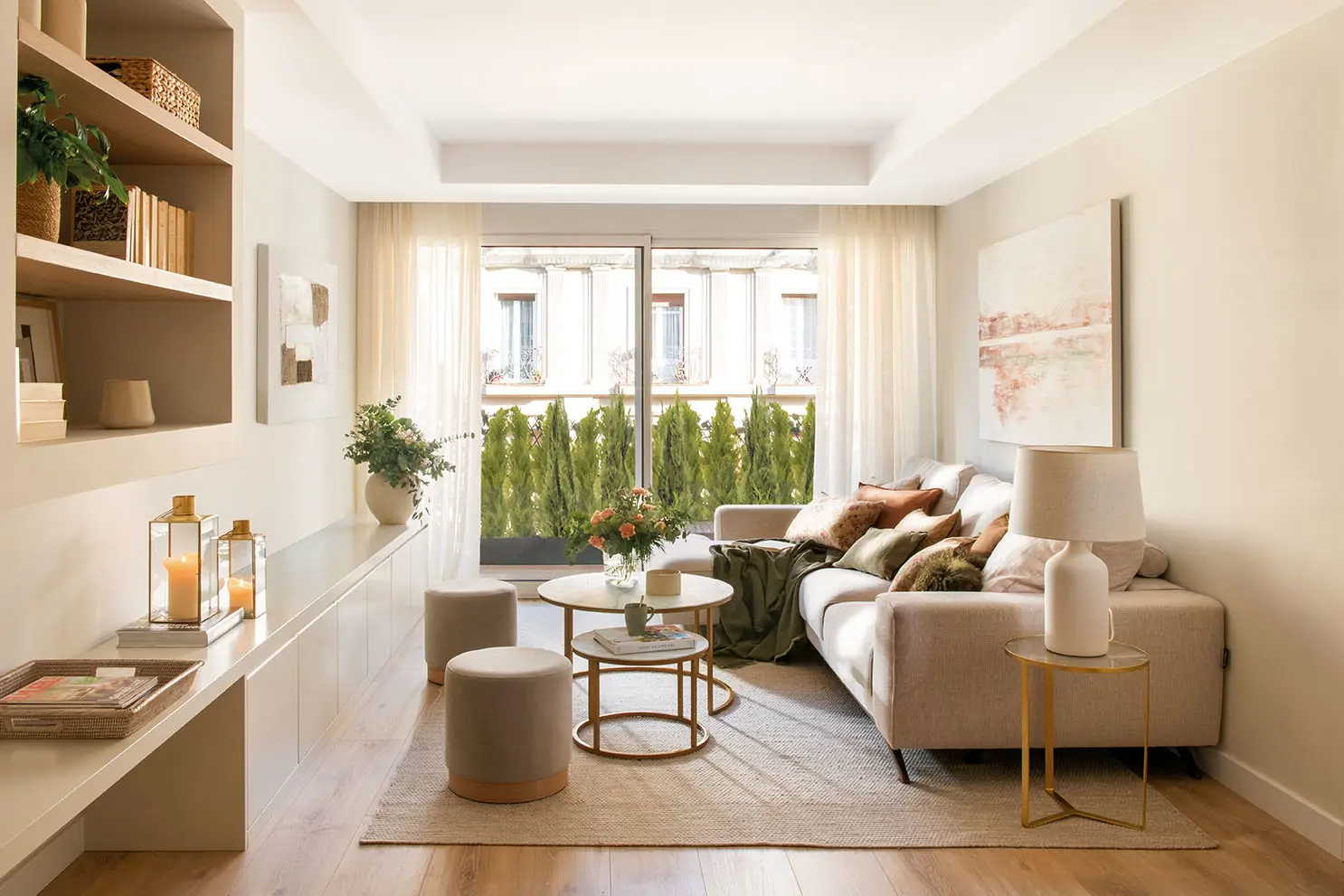 Un salón con mucha luz natural