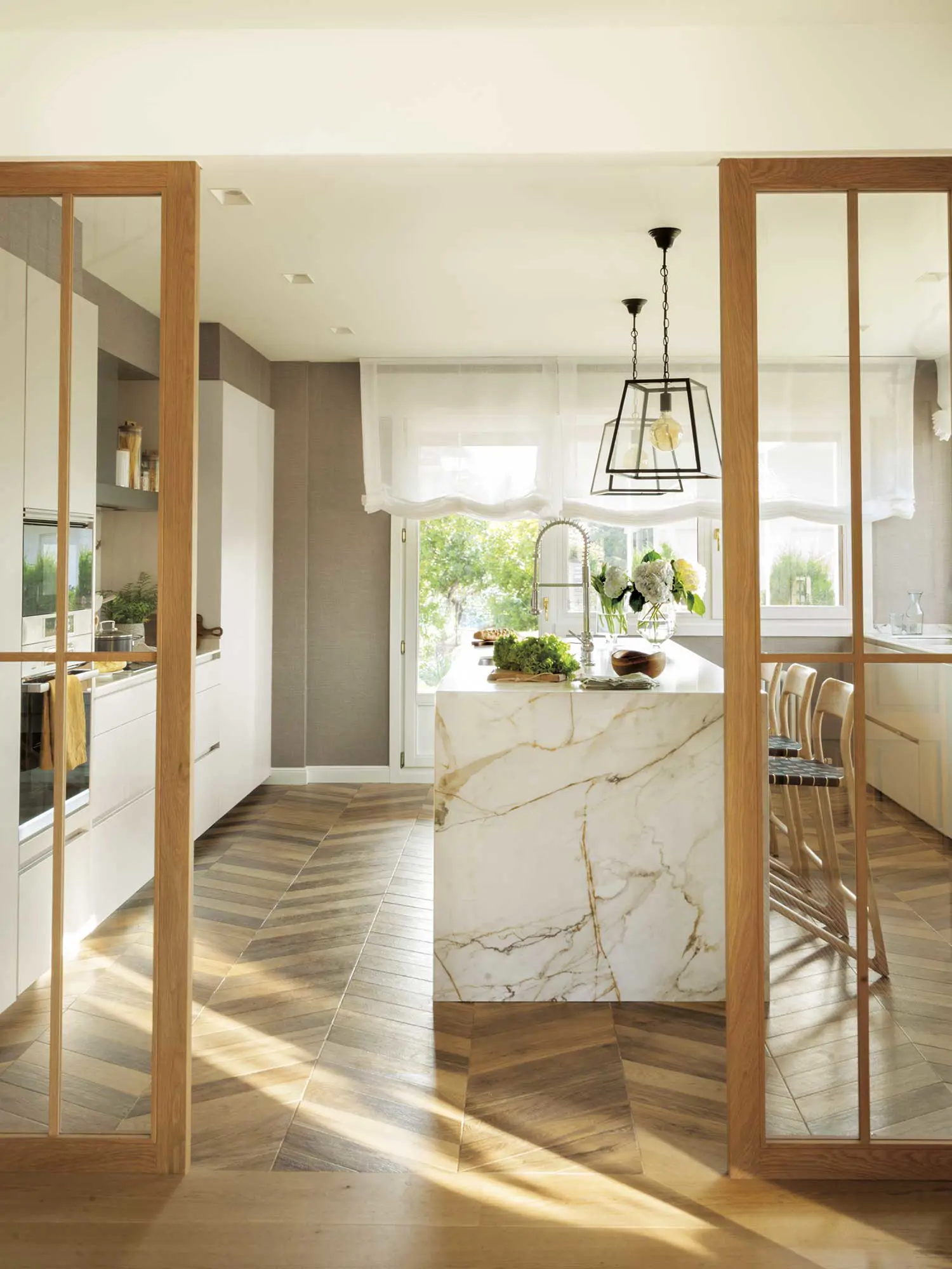Cocina con puertas correderas acristaladas y de madera