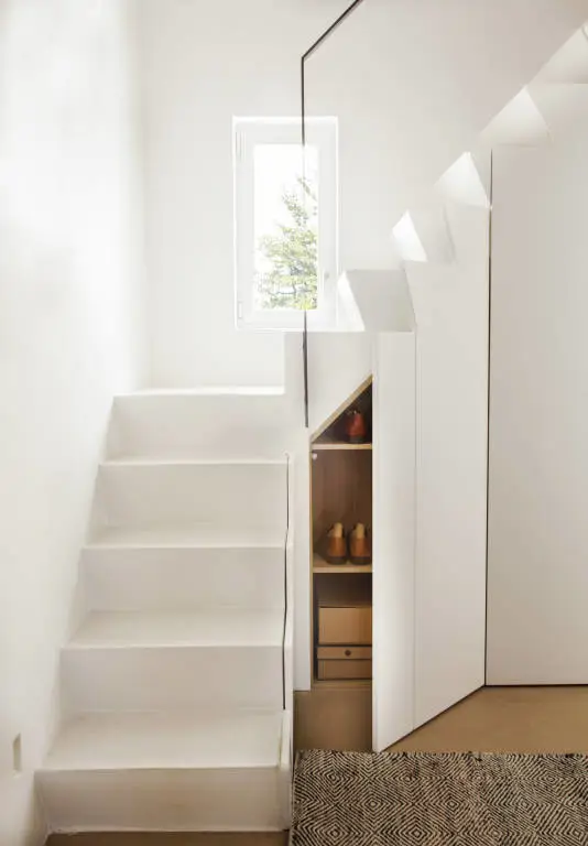 Bajo de la escalera convertido en zapatero oculto
