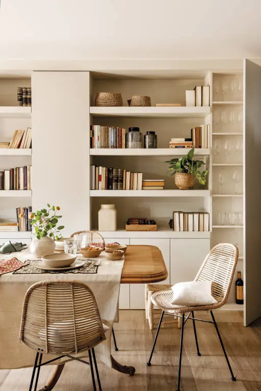 Comedor con librería y armario para copas