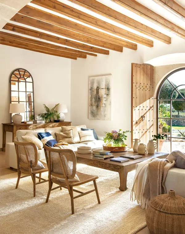 22 salones pequeños en casas de campo que combinan estilo moderno y rústico: vigas, techos abuhardillados y mucha madera