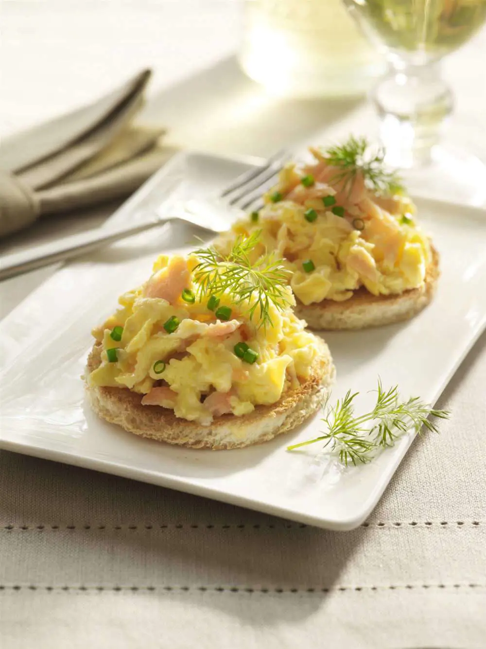 desayunos saludables con tostas de huevos revueltos y ajetes 