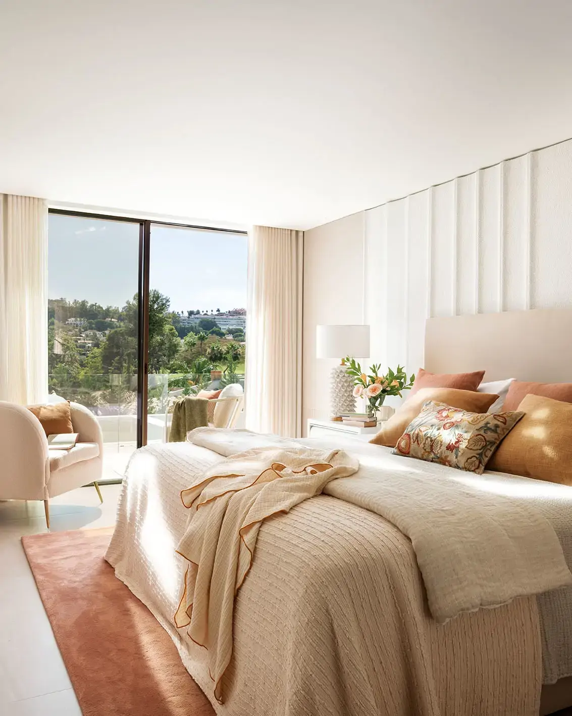 Dormitorio con pared del cabecero entelada con relieves verticales