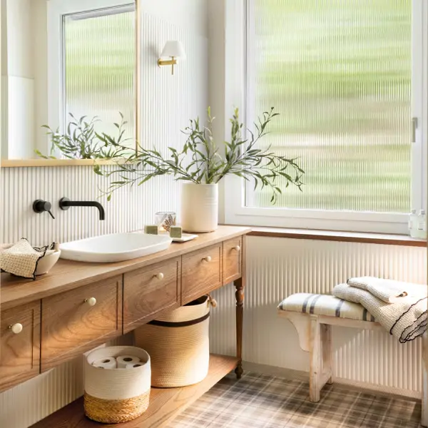 Baño con mueble de madera y suelo de cuadros