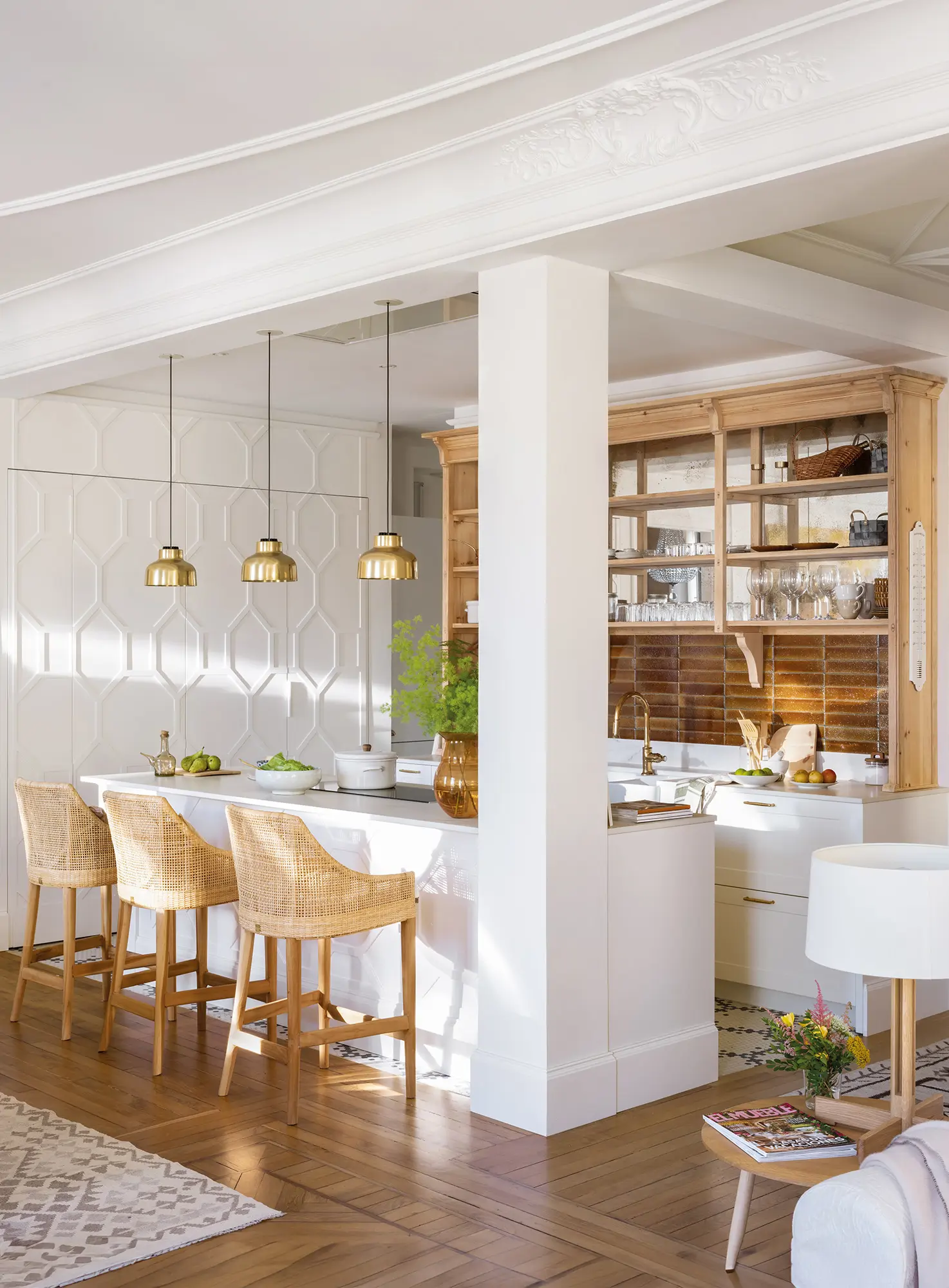 Cocina blanca abierta con alacena de pinatea, columna y puertas decoradas con relieve
