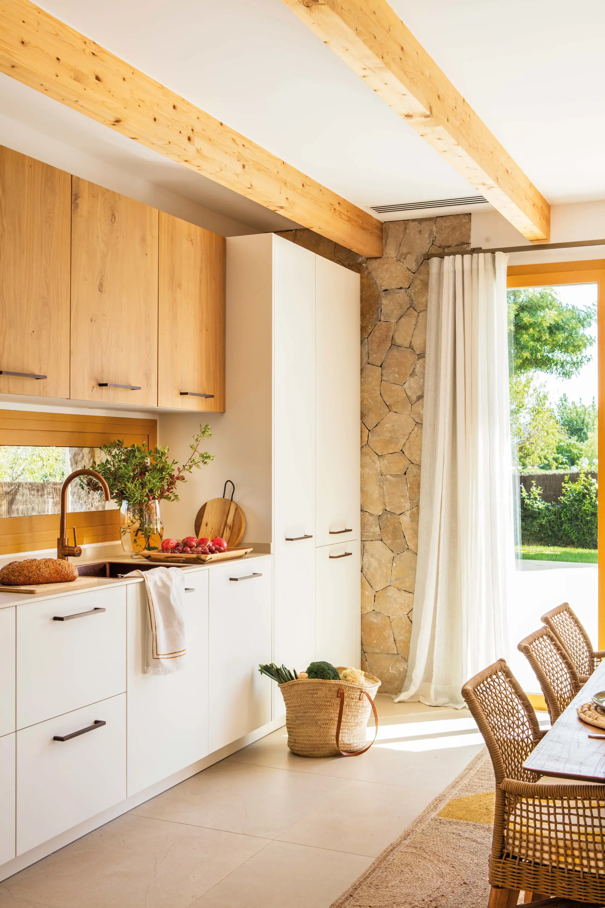 Cocina blanca con mueble alto de madera y office