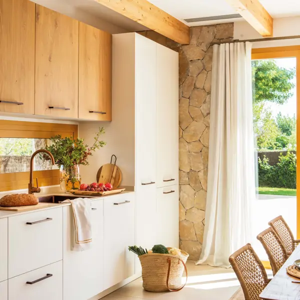 Marta Torné, arquitecta, sobre cocinas blancas: "Una tabla de madera, un tarro con pasta, una taza bonita... Lo cotidiano puede ser decorativo"