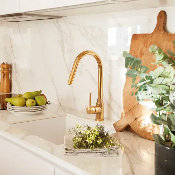 detalle-cocina-grifo-oro-y-encimera-marmol-00501847