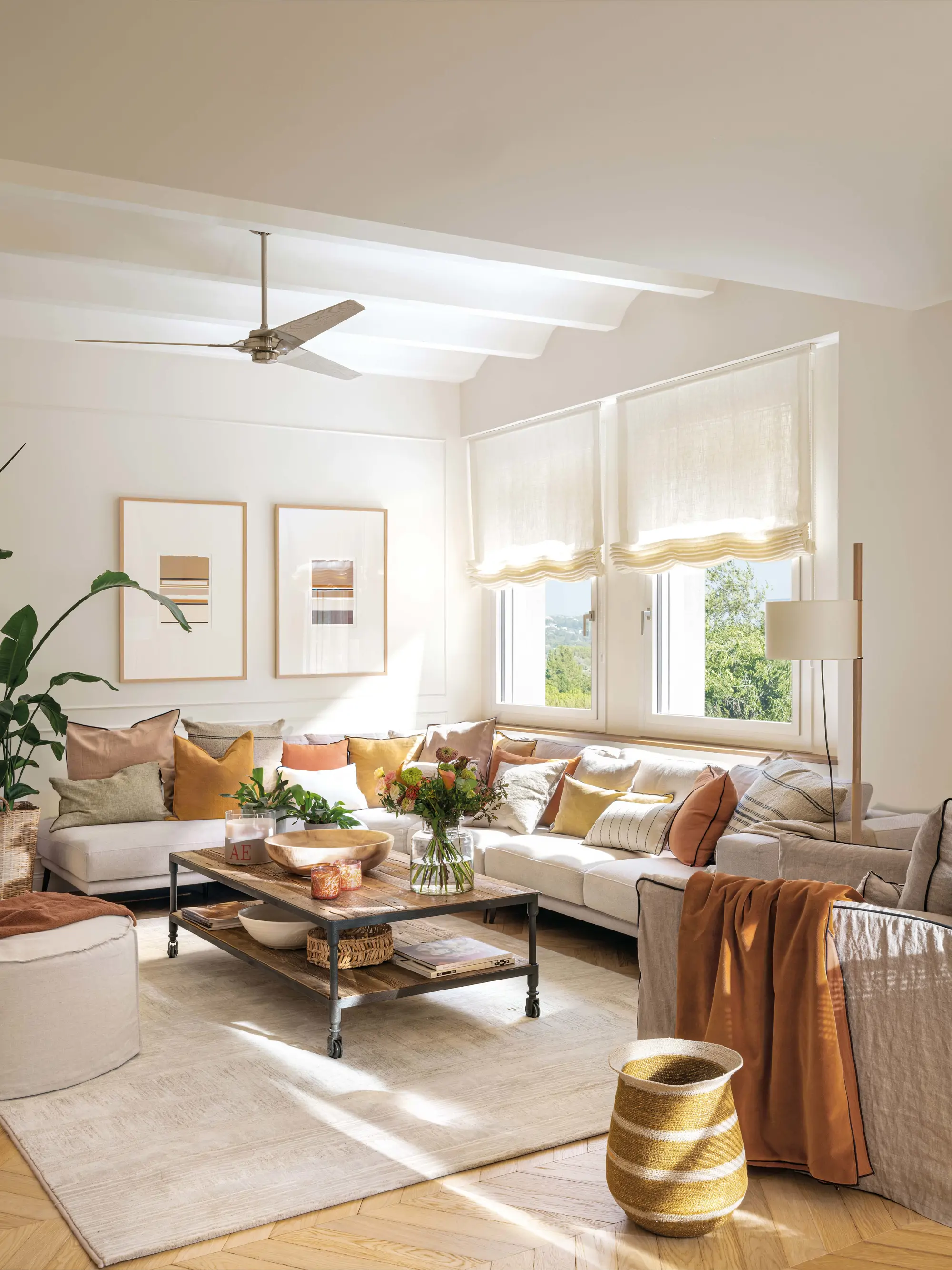 Salón con sofá rinconero bajo la ventana