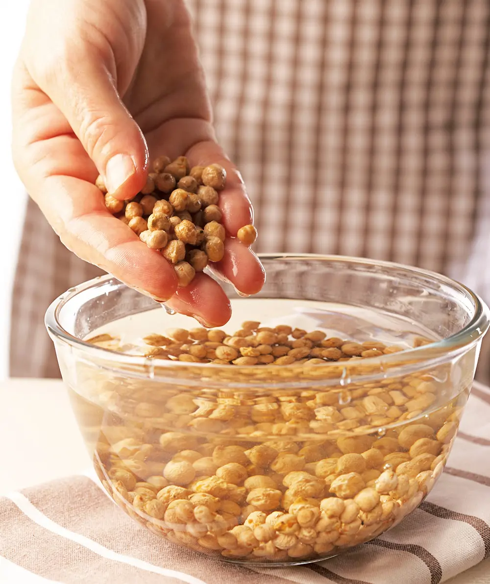 Recipiente de cristal con garbanzos en remojo